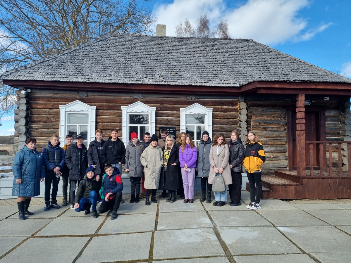 На Родине Маршала Г.К. Жукова - в д. Стрелковка. Фото группы детей 7-9 классов.